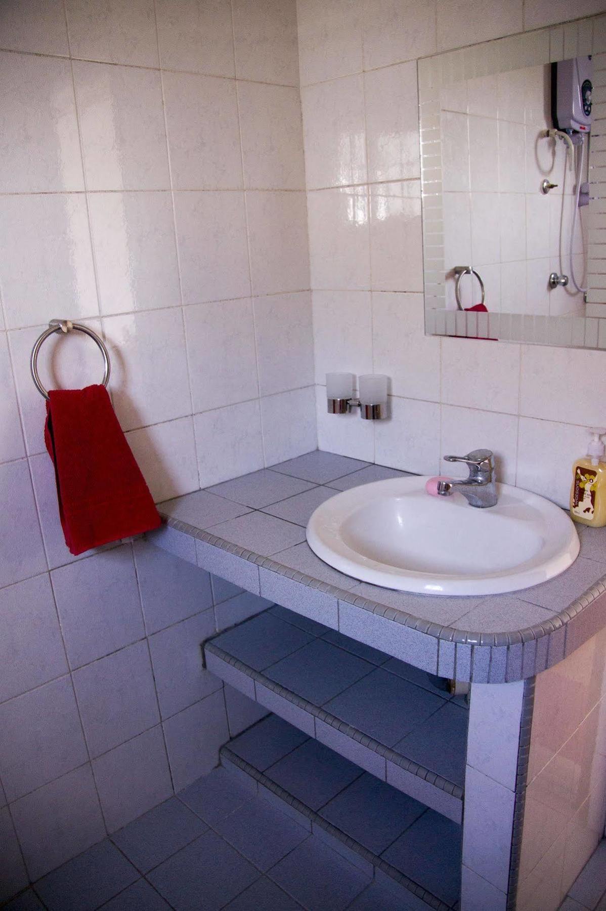 Bike And Tours Bed And Breakfast Лахад Дату Екстериор снимка