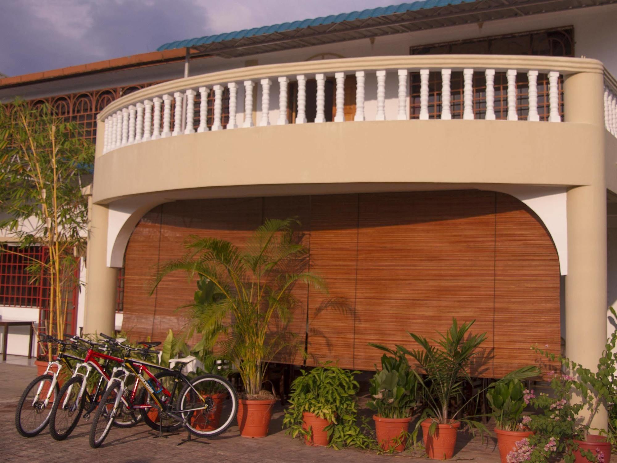 Bike And Tours Bed And Breakfast Лахад Дату Екстериор снимка