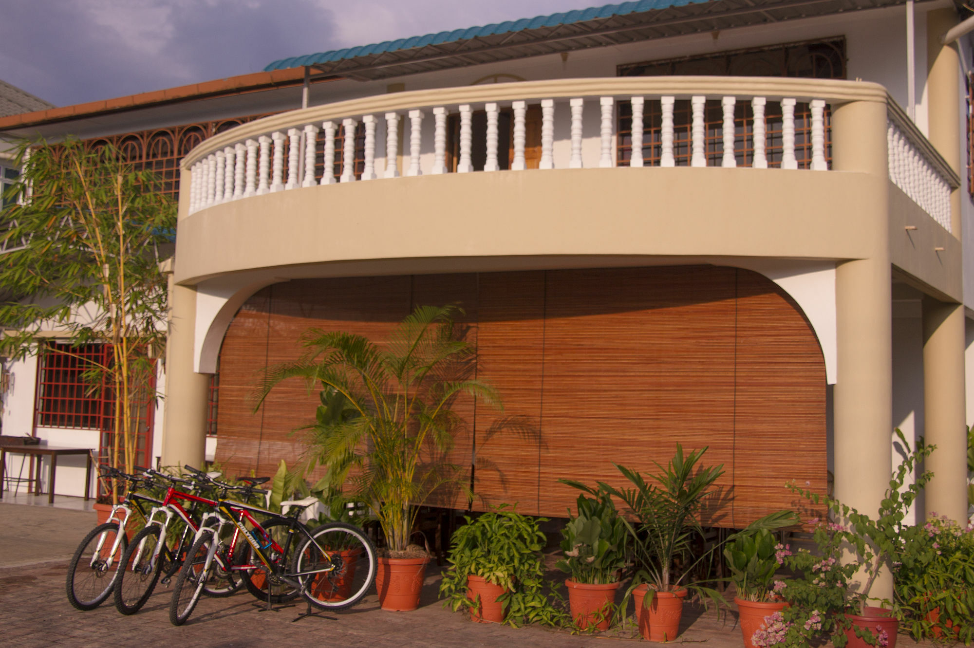 Bike And Tours Bed And Breakfast Лахад Дату Екстериор снимка