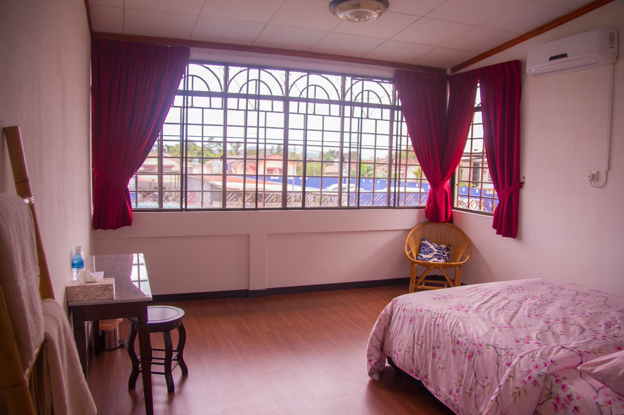 Bike And Tours Bed And Breakfast Лахад Дату Екстериор снимка