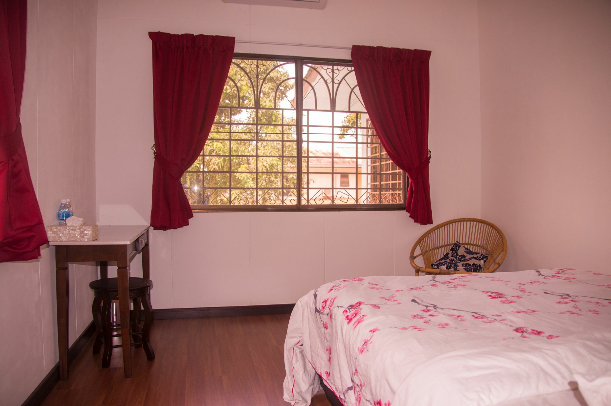 Bike And Tours Bed And Breakfast Лахад Дату Екстериор снимка