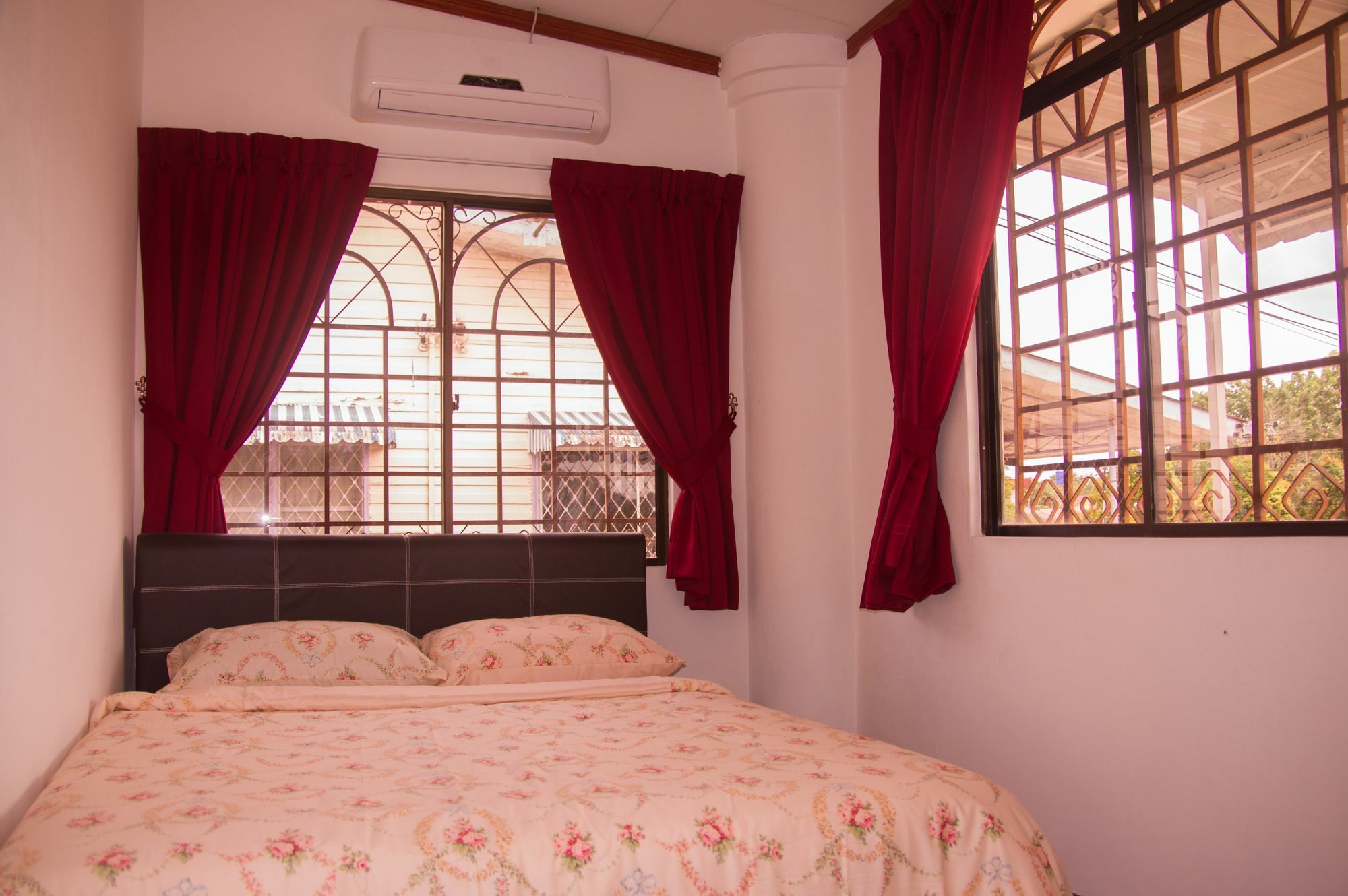 Bike And Tours Bed And Breakfast Лахад Дату Екстериор снимка